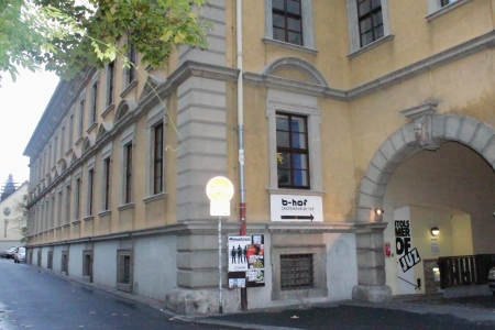 Der Eingang zum B-hof Würzburg liegt in einem Rundbogendurchgang