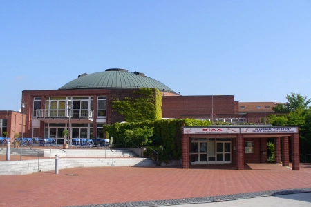 Das Capitol Dietzenbach ehemals Bürgerhaus Dietzenbach von aussen mit dem Eingangsbereich und dem Vorplatz