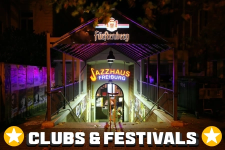 Das Jazzhaus in Freiburg bei Nacht ist bunt beleuchtet. Der Club und sein Informationen zur Barrierefreiheit stehen hier für den Postleitzahlenbereich 7