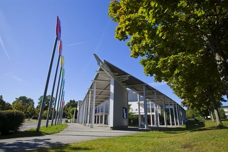 Die Filharmonie Filderstadt FILharmonie Filderstadt ist ein modernes Kultur- und Kongresszentrum, welches von aussen in Stahl, beton und Glas gehalten ist. Rund um die Location ist es grün.