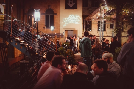 Voll besetzt ist der Aussenbereich und der Biergarten des FRANNZ Club Berlin. Die Gäste lachen und trinken, die Stimmung scheint gut zu sein.