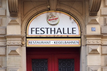 Die Festhalle Durlach befindet sich in einem denkmalgeschützten Gebäude. Wie das Schild über dem Eingang aussagt gibt es hier ein Restaurant und eine Kegelbahn