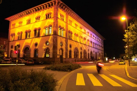 Nachts ist die Fruchthalle Kaiserslautern wunderbar beleuchtet. Die Fruchthalle gilt nicht nur als Kaiserslauterns schönster Konzert- und Festsaal mitten in der Innenstadt, sondern auch als einer der bedeutendsten Profanbauten der Pfalz.