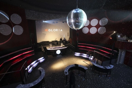 Der Innenraum des Gloria Regensburg mit der Bühne und einer typischen Diskokugel an der Decke. Ringsherum sind u-förmige Stehtische.