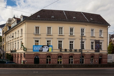 Die Goldene Krone Darmstadt von aussen in ihrer gesamten Pracht fotografiert. 