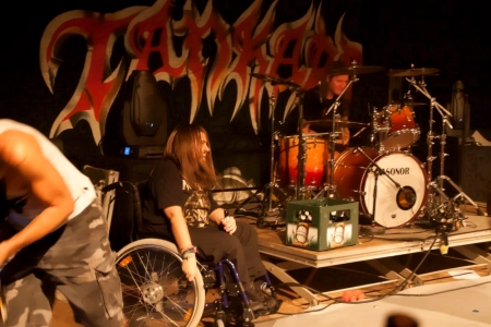 Einmal bei einem Konzert auf der Bühne stehen so wie dieser Rolli-Fahrer in der Hunnenringhalle Otzenhausen. dabei gemütlich sein Bier trinken. Die Band Tankard machte es möglich