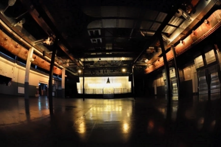 Die noch leere Halle des Im Wizemann Stuttgart ist nur schwach beleuchtet.
