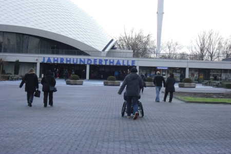 Der ebene Vorplatz der Jahrhunderthalle Frankfurt ist mit dem Rolli gut zu nutzen. Der Vorplatz führt direkt zum Eingangsbereich der Jahrhunderthalle Frankfurt