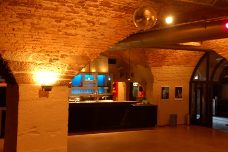 Das Gewölbe des Jazzhaus Freiburg ist in angenehmes Licht getaucht. An der Decke hängt eine kleine Diskokugel