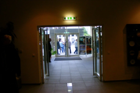Die Kulturhalle Rödermark verfügt über einen breiten Notausgang, dieser ist gekennzeichnet über der Tür und auf dem boden mit einem Leuchtstreifen