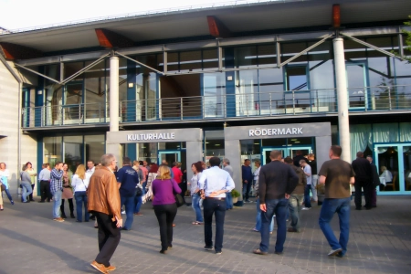 Über den breiten Vorplatz gelangen die Gäste zur Kulturhalle Rödermark