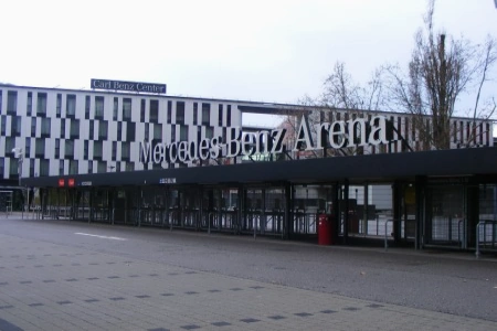 Der Eingangsbereich zur Mercedes Benz Arena Stuttgart. Hier finden auch die Spiele des VfB Stuttgart statt.