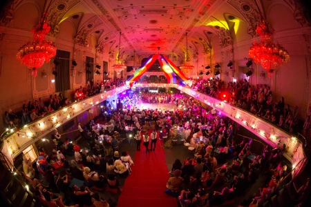 Bei Feierlichkeiten geht es hoch her im Messe Congress Graz . Der große Saal ist voller Menschen