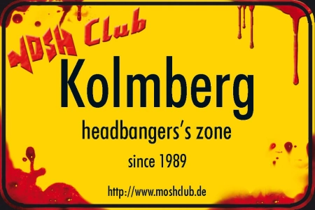 Der Mosh Club Kolmberg ist ein Verein, der jährlich ein Festival organisiert. Das Bild zeigt das Logo des Vereins, aufgemacht wie ein blutiges Straßenschild