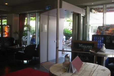 Die Eingangstür des Nachtleben Frankfurt von Innen gesehen. Dieser führt direkt ins Cafe