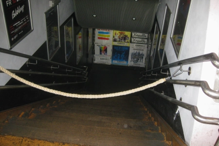 Ein Seil versperrt die Zugang zur Treppe des Nachtleben Frankfurt.