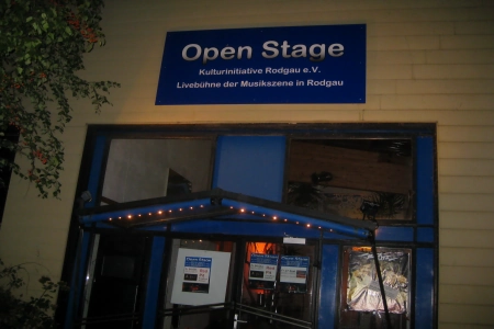 Der Aussenbereich der Open Stage Rodgau mit der großen Blauen Eingangstür.