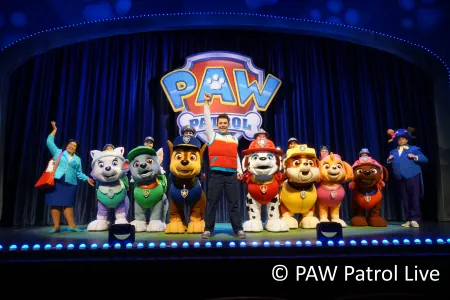 Auf der Bühne stehen die Hunde der PAW Patrol Live und in Farbe.