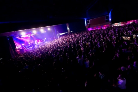 Dicht gedrängt stehen die Gäste vor der Bühne der Posthalle Würzburg.