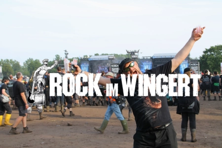 Das Logo des Rock im Wingert vor einem Festival-Hintergrund