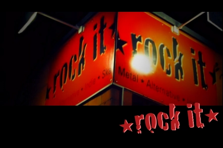 Das leuchtende Eckeingangsschild des Alternativ Clubs Rock It Aalen