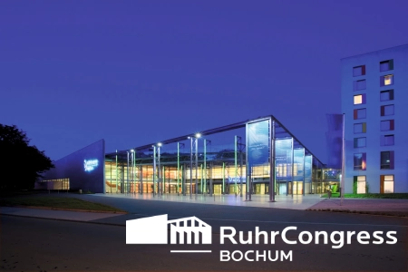 Der RuhrCongress Bochum ist ein moderner Glasbau. Die Fassade bestet aus stahleelementen und viel Glas. 