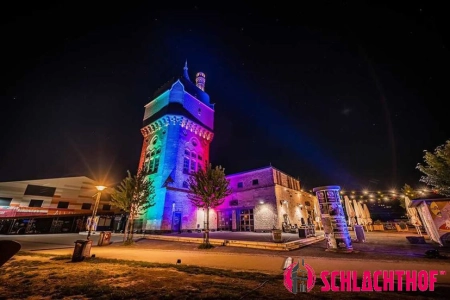 Bunt leuchtet der Schlachthof Wiesbaden von aussen. In allen Regenbogenfarben erstrahlt der hohe Turm