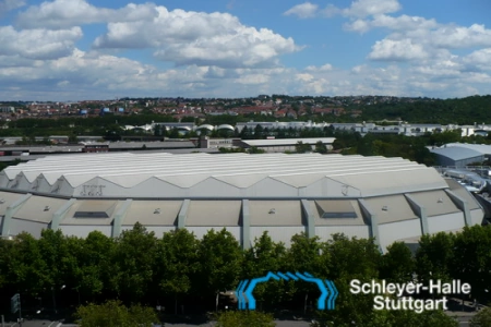 Die Schleyer Halle Stuttgart ist von viel grün umgeben. Besonders gut sieht man dieses aus der Vogelperspektive