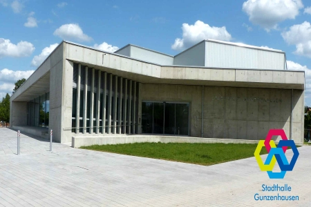 Ein Blick von aussen auf die Stadthalle Gunzenhausen mit dem Vorplatz