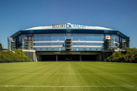 Die Veltins Arena Gesenkirchen ist die Heimat eines der bekanntesten Deutschen Fussballvereine. Der Rasen der Arena lässt sich komplett auf das Aussengelände fahren. 