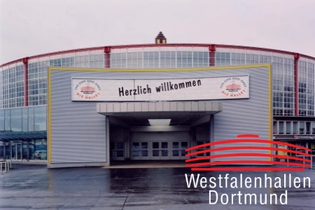 Der Eingangsbereich der Westfalenhallen Dortmund. Der ebene Vorplatz ist nass vom Regen