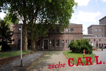 Die Zeche Carl Essen ist ein altes Industriegebäude. Zwischen den Gebäuden verlaufen Straßen