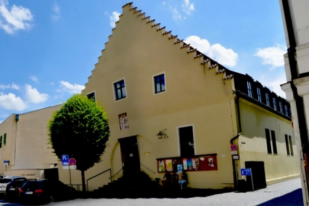 Der Jugendclub Zeughaus Passau von aussen. Die Sonne scheint und nur wenige Wolken ziehen am Himmel entlang.