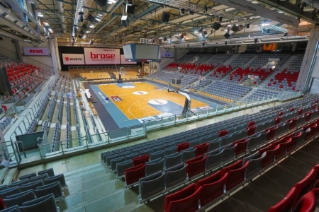 Das Basketball Feld in der Halle der brose Arena Bamberg. Von allen Seiten hat man eine gute Sicht auf das Spielfeld.