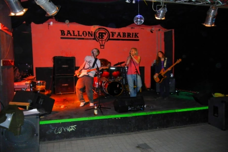 Immer etwas los auf der Bühne der Ballonfabrik Augsburg. Die drei Musiker rocken den Laden.