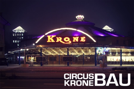 Nachts ist der Circus Krone-Bau München bunt erleuchtet