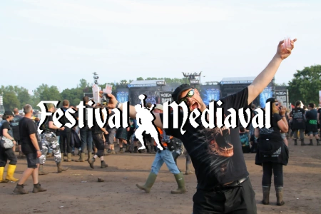 Das Logo des Festival Mediaval auf einem Festival Hintergrund