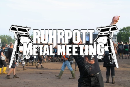 Das Logo des Ruhrpott Metal Meeting vor einem Festivalhintergrund