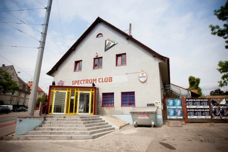 Der Spectrum Club Augsburg von aussen, eine Treppe mit vielen Stufen führt zum Eingang des Gebäudes.