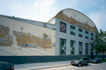 Das Zenith München von aussen, tagsüber ist alles am Eingang friedlich und frei. Nur ein paar Autos parken vor dem Club