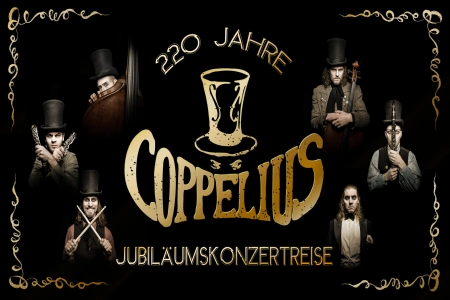 Die Musiker von Coppelius auf einem schwarzen Hintergrund. Das Logo der Band prangt in der Mitte und alles ist ein wenig auf Steampunk gemacht