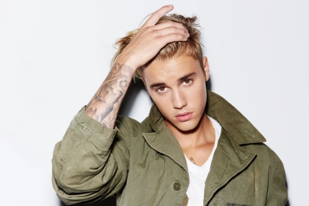 Der Sänger Justin Bieber streicht sich lässig das Haar zurück