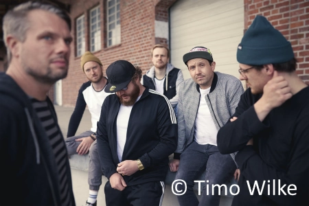 Die sechs Musiker von Tequila & the Sunrise Gang lungern lässig vor einer Lagerhalle rum