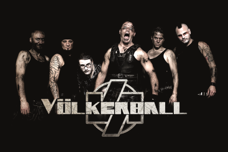 Die sechs Musiker von Völkerball sind eine gelungene Kopie der Band Rammstein.