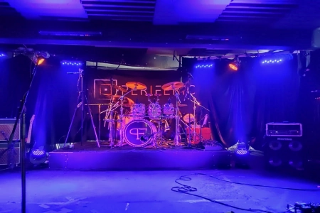 Nur ein Schlagzeug steht auf der leeren Bühne des Barrak Club Ostrava