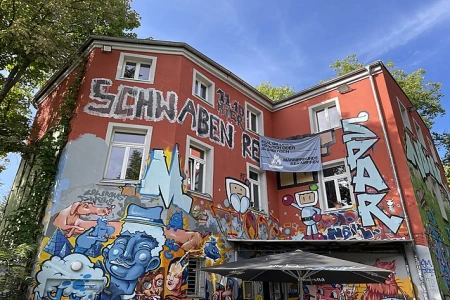 Die buntbesprühte Fassade des Conne Island Leipzig ist schon von weitem zu erkennen