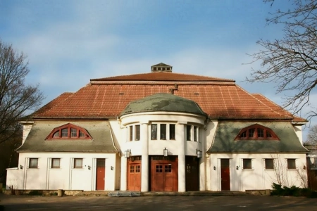 Das Haus Auensee Leipzig von aussen. Es handelt sich um einen klassischen Bau mit Säulen