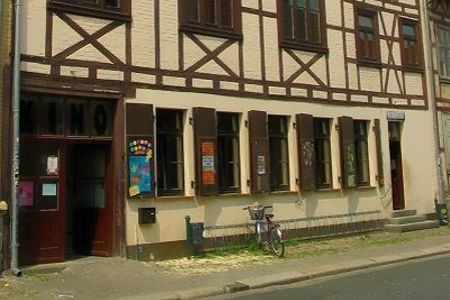 Das KUZ Reichenstrasse Quedlinburg befindet sich in einem altem Fachwerkhaus. Die Eingangstür steht offen.