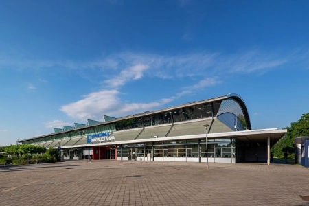 Die QUARTERBACK Immobilien ARENA Leipzig von aussen bei strahlend blauem Himmel