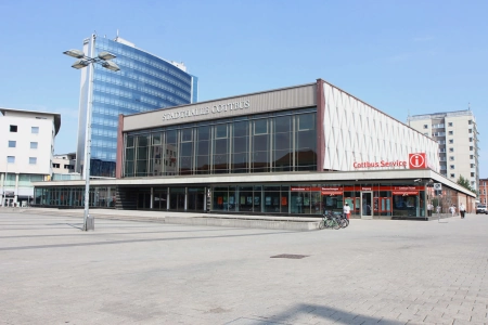 Der leere Vorplatz zum Eingangsbereich der Stadthalle Cottbus